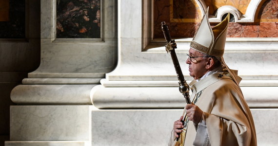 "Nie jesteśmy stworzeni po to, by marzyć o wakacjach czy weekendach" - mówił papież Franciszek w czasie mszy w uroczystość Chrystusa Króla. "Bóg nie chce, abyśmy stali zaparkowani na uboczu życia, ale byśmy zmierzali ku wzniosłym celom, z radością i odwagą" - przekonywał. 