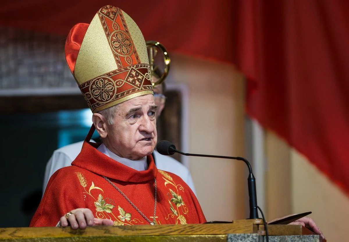 Biskup Stanisław Gębicki jest zakażony koronawirusem - poinformowała Diecezja Włocławska. Jak podkreślono, hierarcha przebywa w izolacji domowej i ma klasyczne objawy infekcji.