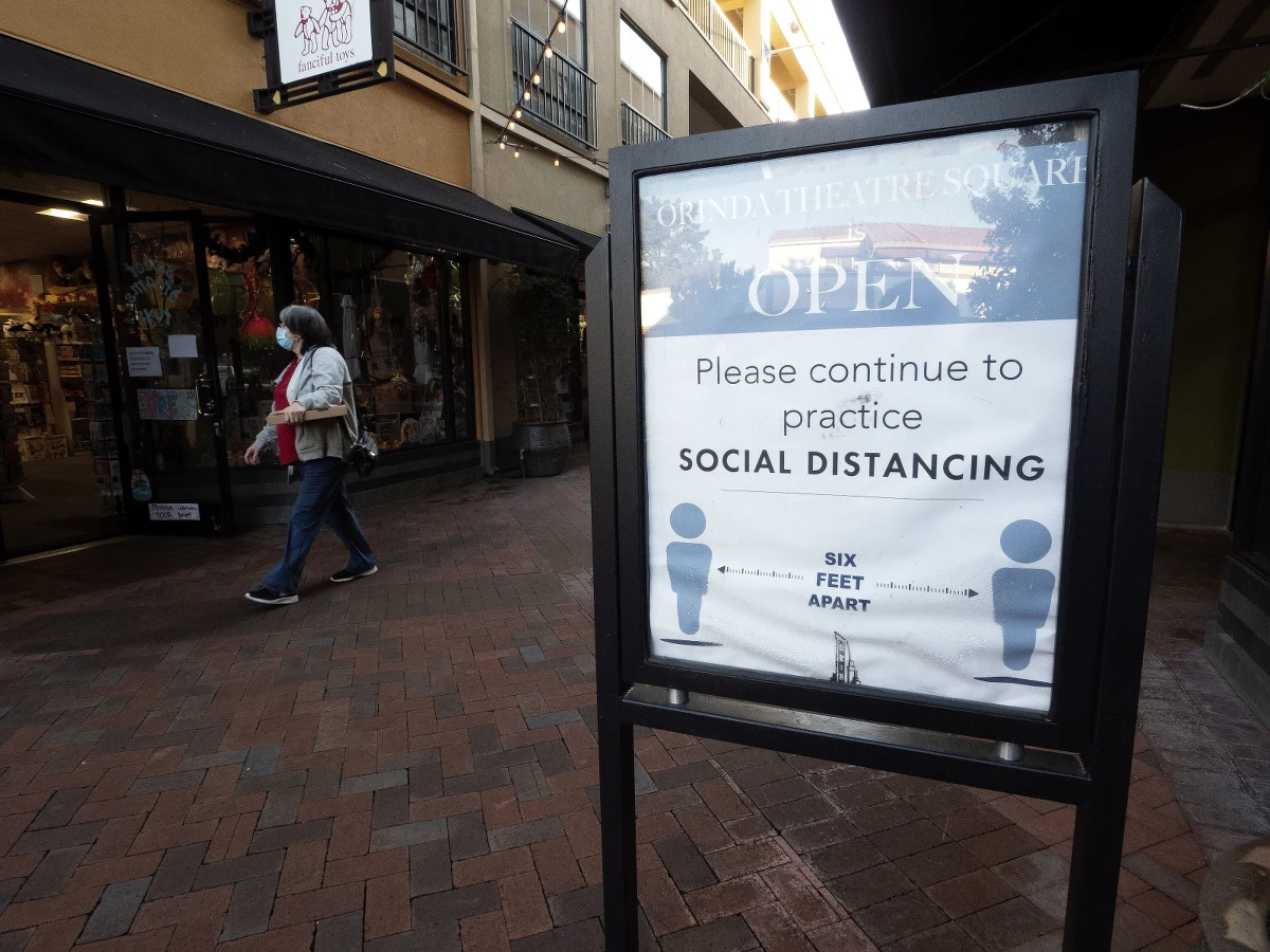 Pierwsi Amerykanie mogą otrzymać szczepionki na koronawirusa już 11 grudnia. Zadeklarował to w rozmowie z CNN szef amerykańskiego programu szczepień na Covid-19 dr Moncef Slaoui.