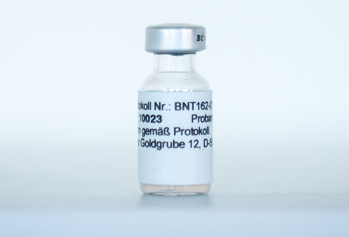 Opracowana przez firmy Pfizer i BioNTech szczepionka przeciw Covid-19 może być dopuszczona do użytku w Wielkiej Brytanii nawet w ciągu tygodnia - podał w niedzielę wieczorem dziennik "Daily Telegraph".