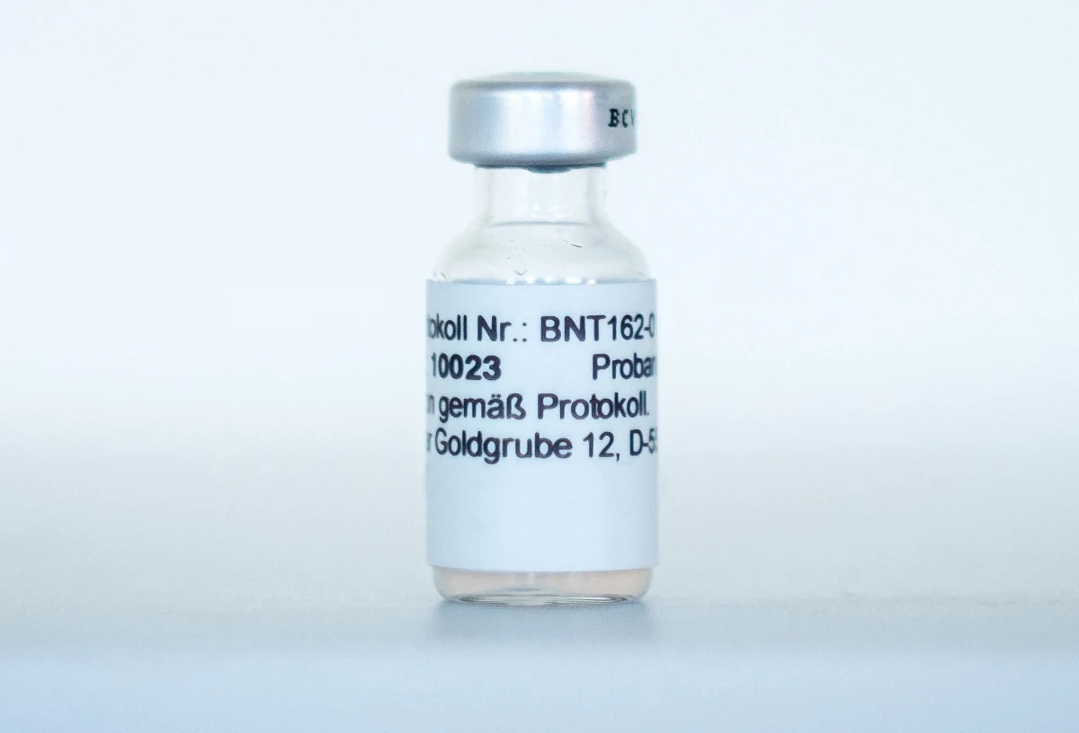 Opracowana przez firmy Pfizer i BioNTech szczepionka przeciw Covid-19 może być dopuszczona do użytku w Wielkiej Brytanii nawet w ciągu tygodnia - podał w niedzielę wieczorem dziennik "Daily Telegraph".