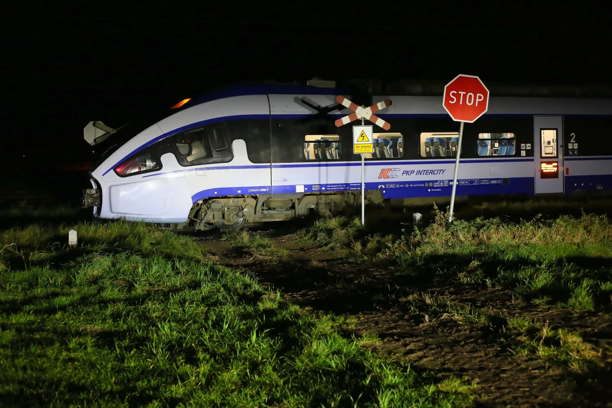 ​Dwie osoby podróżujące motocyklem zostały śmiertelnie potrącone przez pociąg w wielkopolskiej miejscowości Garki - poinformował w niedzielę PAP kpt. Marcin Rosik z ostrowskiej straży pożarnej.