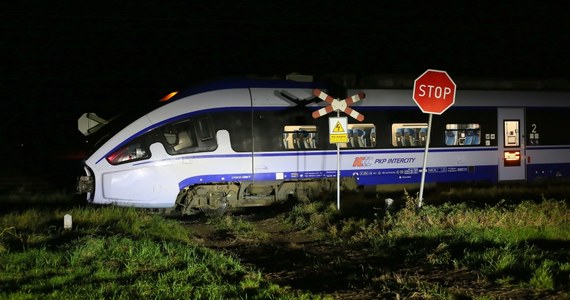 ​Dwie osoby podróżujące motocyklem zostały śmiertelnie potrącone przez pociąg w wielkopolskiej miejscowości Garki - poinformował w niedzielę PAP kpt. Marcin Rosik z ostrowskiej straży pożarnej.