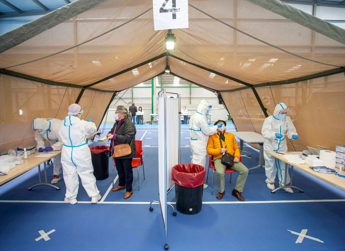 Nie ma żadnych przesłanek, aby w grudniu rozpoczynać w Polsce badania przesiewowe w kierunku koronawirusa. To stanowisko powołanej przez rząd rady medycznej, której przewodniczy epidemiolog profesor Andrzej Horban. Tymczasem dziś rano na naszej antenie, w Porannej Rozmowie w RMF FM minister zdrowia zapowiedział, że w tym tygodniu poznamy szczegóły, jak takie masowe testy będą zorganizowane. 