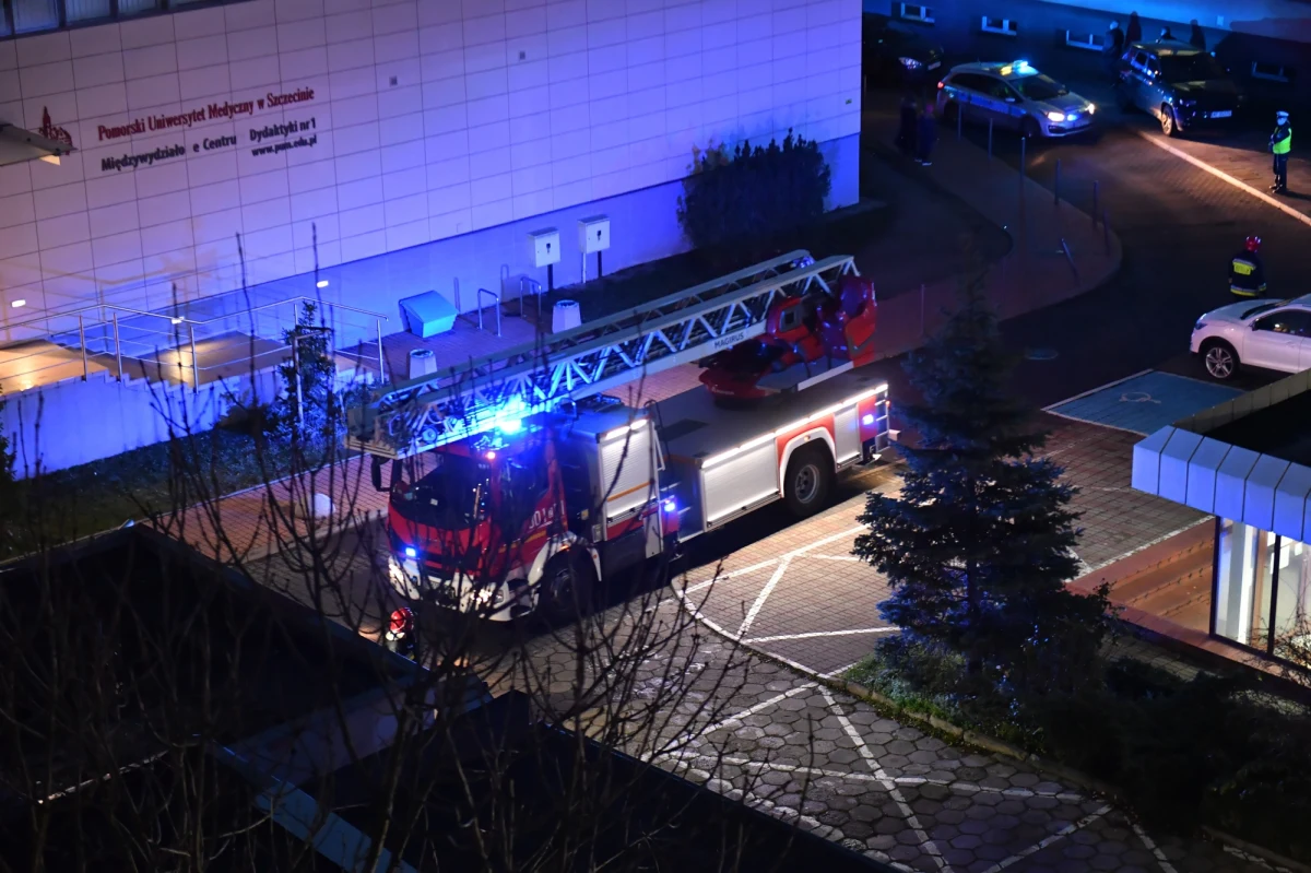 Strażacy ugasili pożar w szpitalu klinicznym nr 2 przy ulicy Powstańców Wielkopolskich w Szczecinie. Nie żyją 2 osoby. Potrzebna była ewakuacja pacjentów.