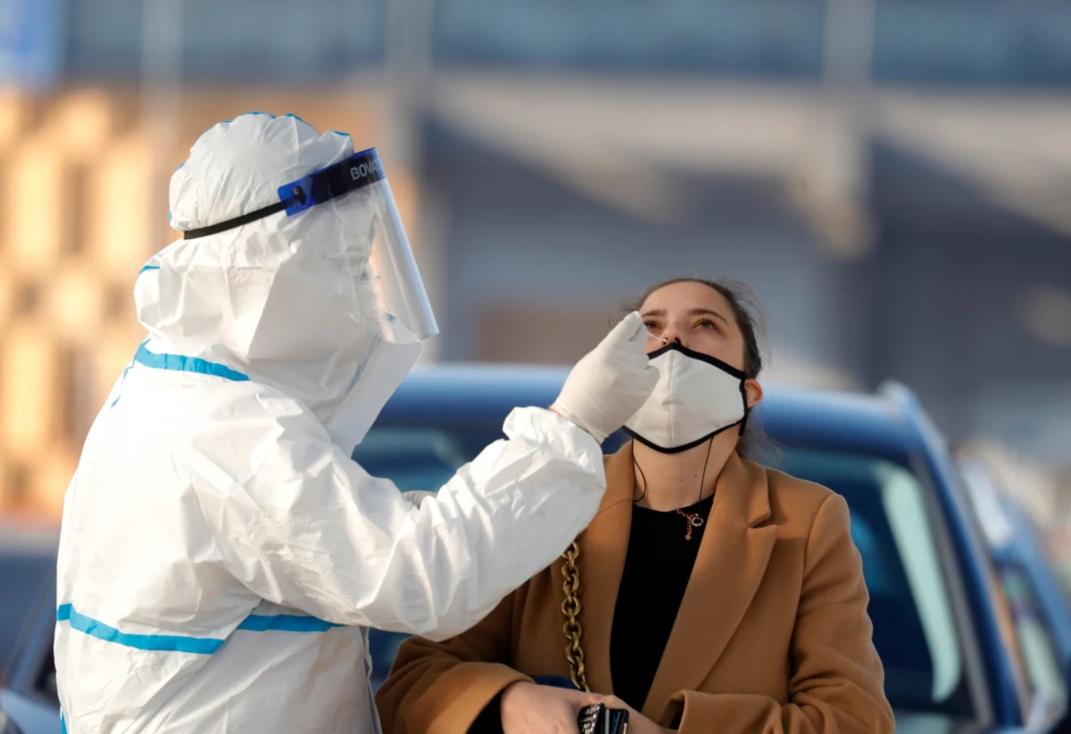 Problemy techniczne i różne źródła, z których pochodziły dane o zakażeniach koronawirusem - takie przyczyny różnic w liczbie infekcji raportowanych przez powiatowe i wojewódzkie stacje sanitarno-epidemiologiczne wskazuje Główny Inspektorat Sanitarny. Chodzi głównie o województwa mazowieckie i śląskie. W skali całej Polski rozbieżności sięgały 22 tys. przypadków.