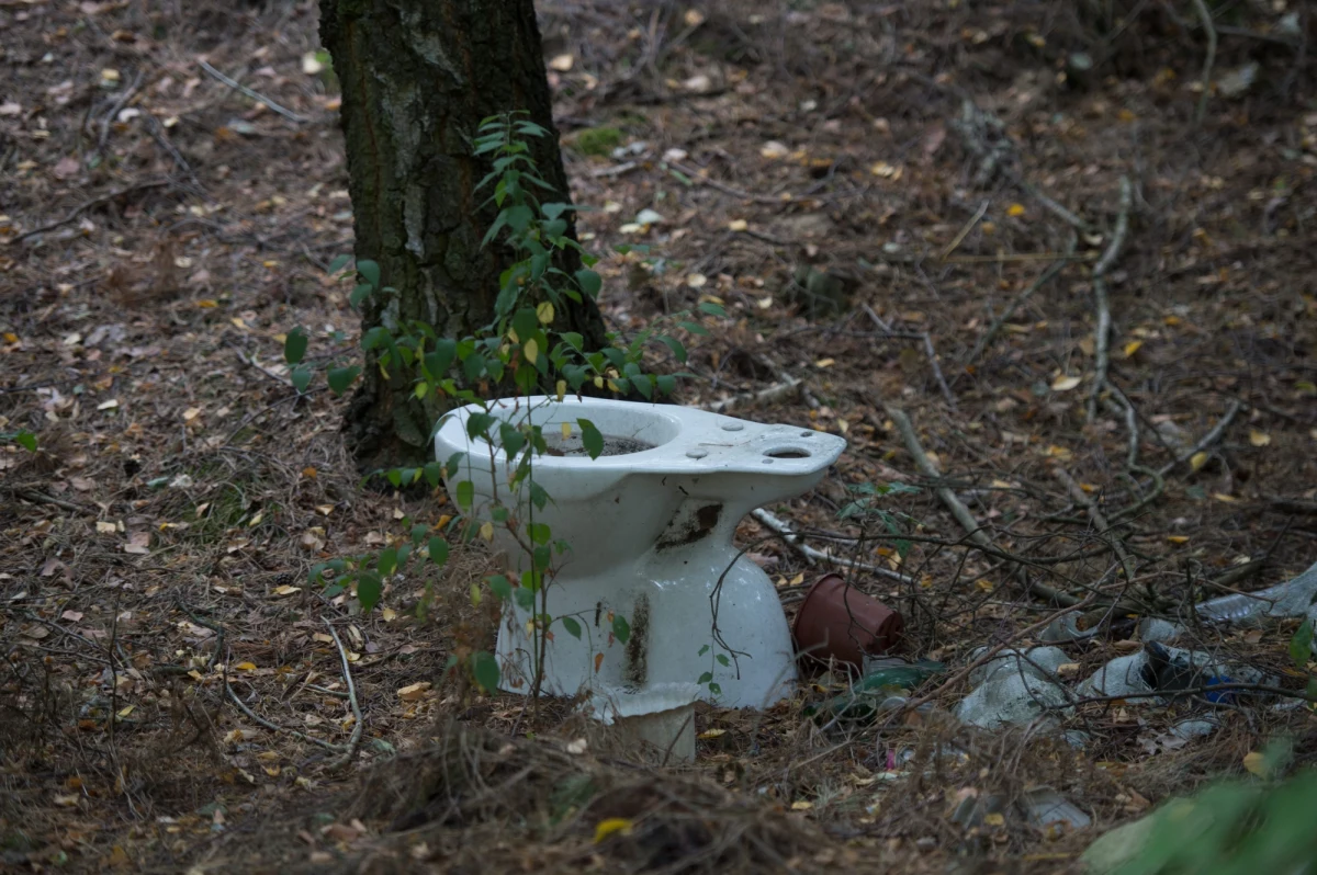 ​10 lat więzienia grozi 55-letniemu mieszkańcowi Ostrowca Świętokrzyskiego, który dwukrotnie w ciągu tygodnia włamał się do tego samego baru piwnego. Do lokalu wszedł, wybijając szybę za pomocą... muszli klozetowej.
