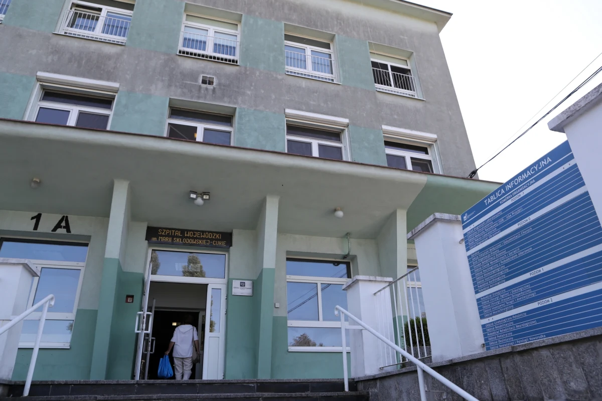 W mediach społecznościowych pojawiły się ostatnio zdjęcia półnagiej pacjentki Wojewódzkiego Szpitala Specjalistycznego w Zgierzu. Widać na nich kobietę leżącą na podłodze z częściowo opuszczonymi spodniami i ciałem ubrudzonym fekaliami. Autor zdjęć uważa, że przez kilka godzin nikt nie zareagował. Szpital zaprzecza.