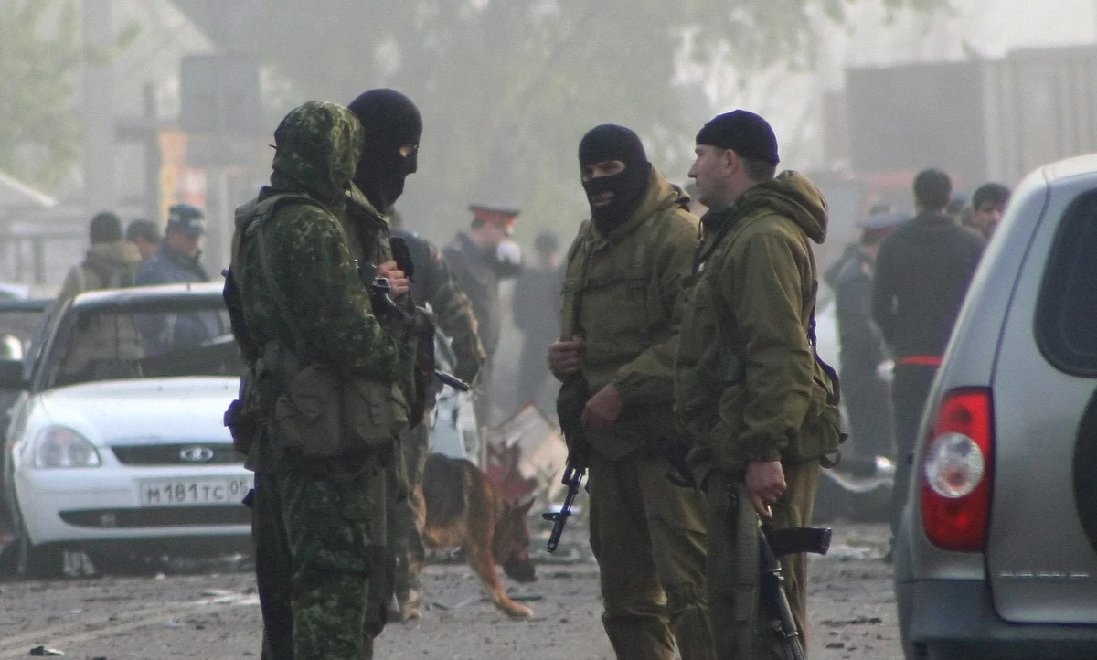 ​Rosyjskie służby zatrzymały szefa policji okręgu kizlarskiego w Dagestanie. Zdaniem śledczych mężczyzna brał udział w zorganizowaniu zamachów terrorystycznych w moskiewskim metrze w 2010 roku. Zginęło wtedy 39 osób. Policjant miał osobiście zawieźć zamachowczynię na dworzec autobusowy, z którego ta następnie pojechała do stolicy Rosji.