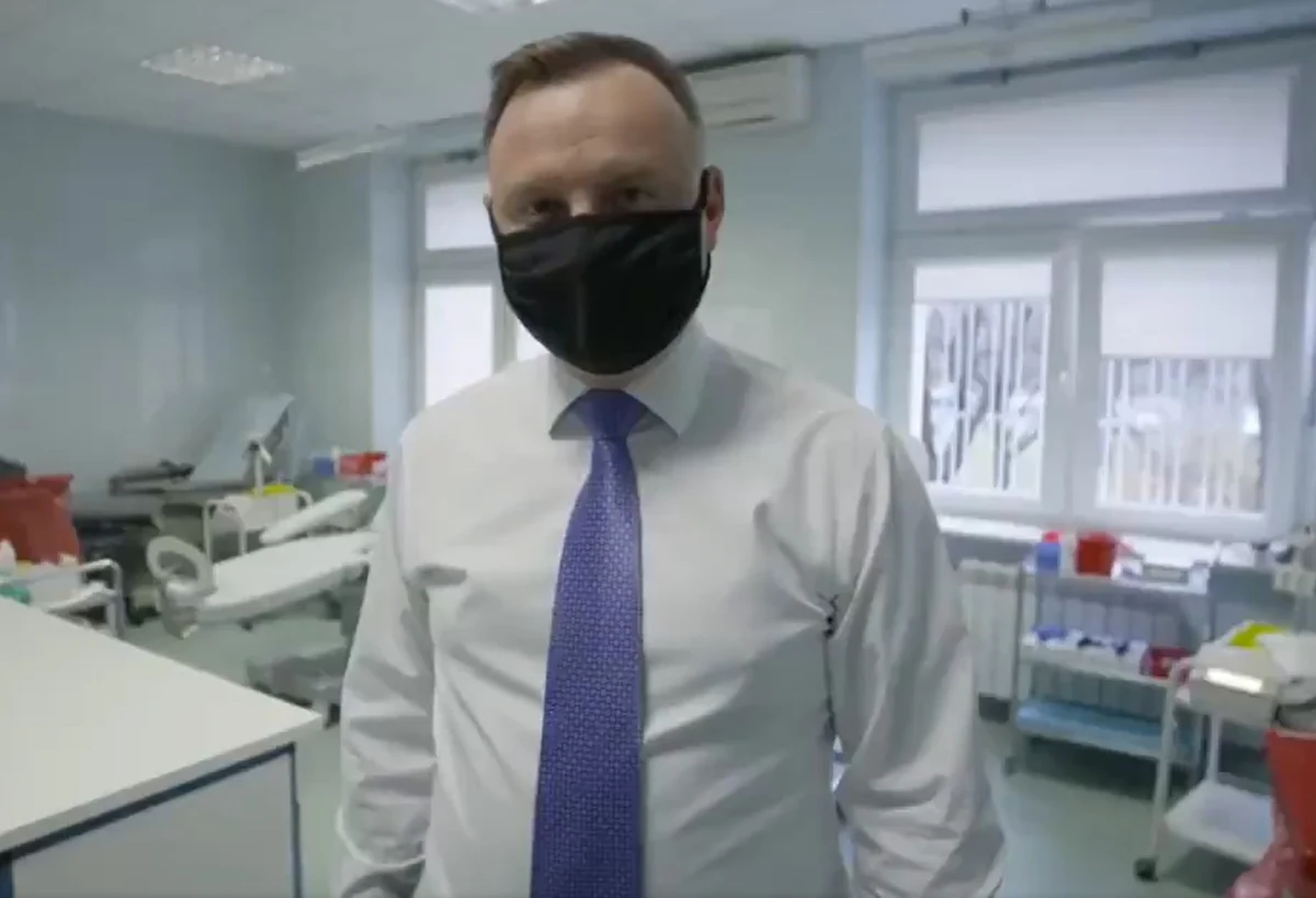 ​Prezydent Andrzej Duda oddał osocze i zachęcił do tego samego wszystkich ozdrowieńców. "Wyzdrowiałem, oddaję osoczę i wszystkich Was ozdrowieńców do tego zachęcam!" - powiedział prezydent w krótkim materiale wideo opublikowanym na Twitterze.
