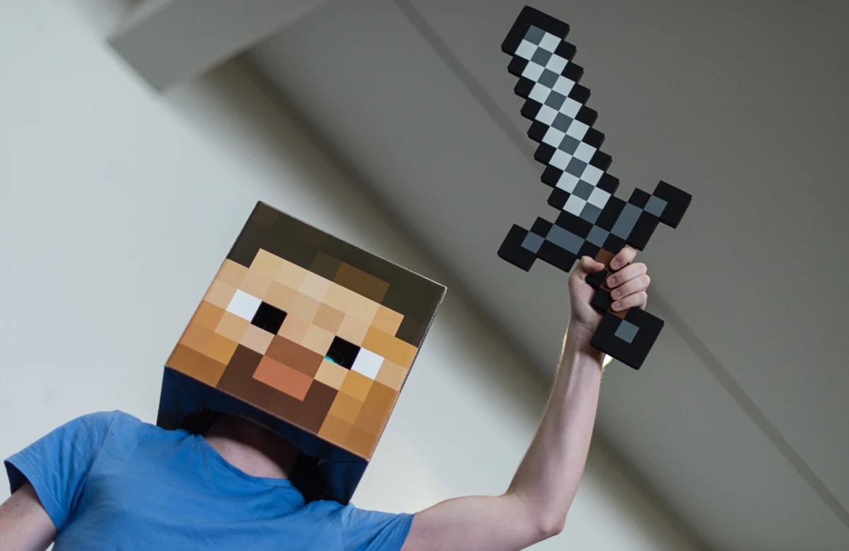 ​Trzech nastolatków z Kańska z rosyjskiego Kraju Krasnojarskiego zostało oskarżonych o przynależność do organizacji terrorystycznej. 14-latkowie w grze komputerowej Minecraft wybudowali siedzibę Federalnej Służby Bezpieczeństwa, a następnie chcieli ją wysadzić. Zdaniem śledczych, nastolatkowie planowali podobne działania w prawdziwym życiu.