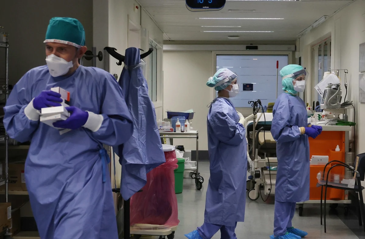 Koronawirus. W Polsce w poniedziałek wykryto 15 002 nowych zakażeń koronawirusem i 156 zgonach. Od początku epidemii w naszym kraju potwierdzono zakażenie u 876 333 osób. 13 774 chorych zmarło. Zastępca szefa GIS poinformował o ogromnych błędach w raportowaniu liczby zakażeń SARS-Cov2. Wielka Brytania może stać się pierwszym państwem na świecie, które zarejestruje szczepionkę Pfizera BioNTech. AstraZeneca, jako trzecia firma poinformowała, że posiada skuteczną szczepionkę na koronawirusa. 