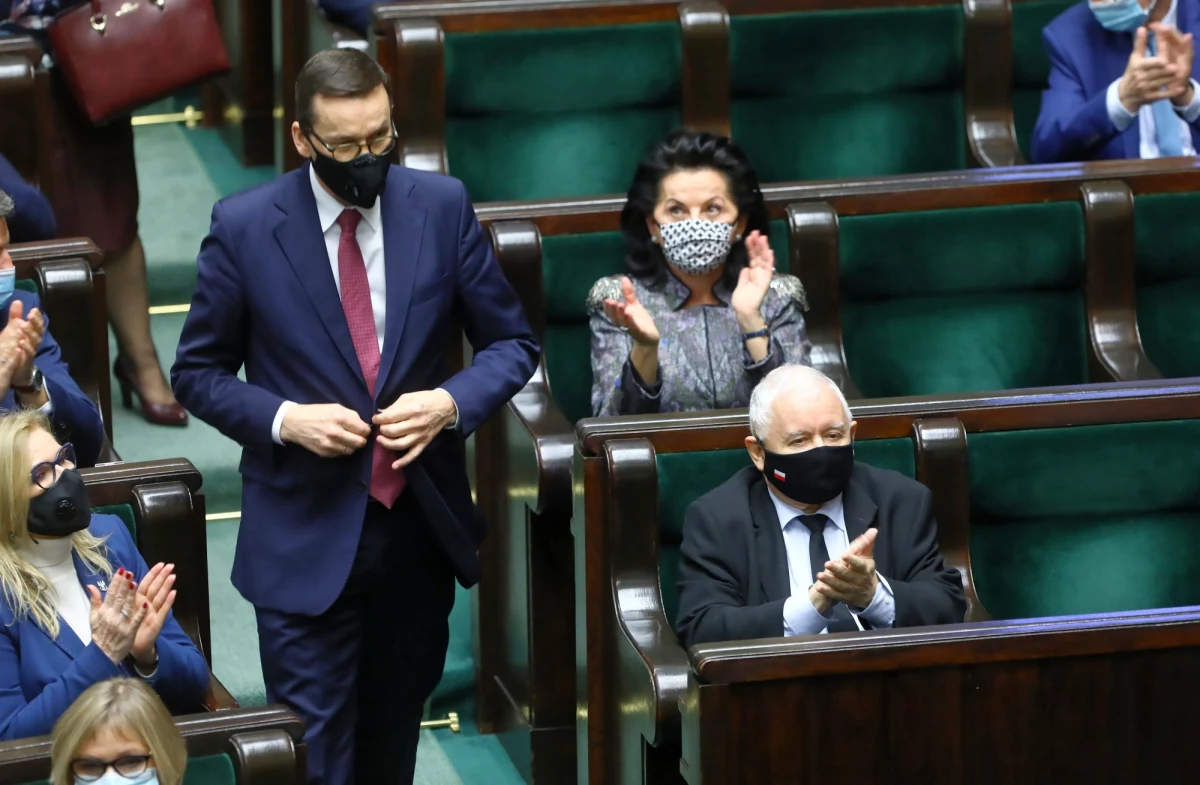 ​Zjednoczona Prawica wciąż cieszy się największym poparciem, jednak różnica między rządzącym sojuszem a Koalicją Obywatelską jest niewielka - wynika z sondażu Kantar dla "Faktów" TVN i TVN24. Na trzecim miejscu znalazł się ruch Szymona Hołowni Polska 2050.