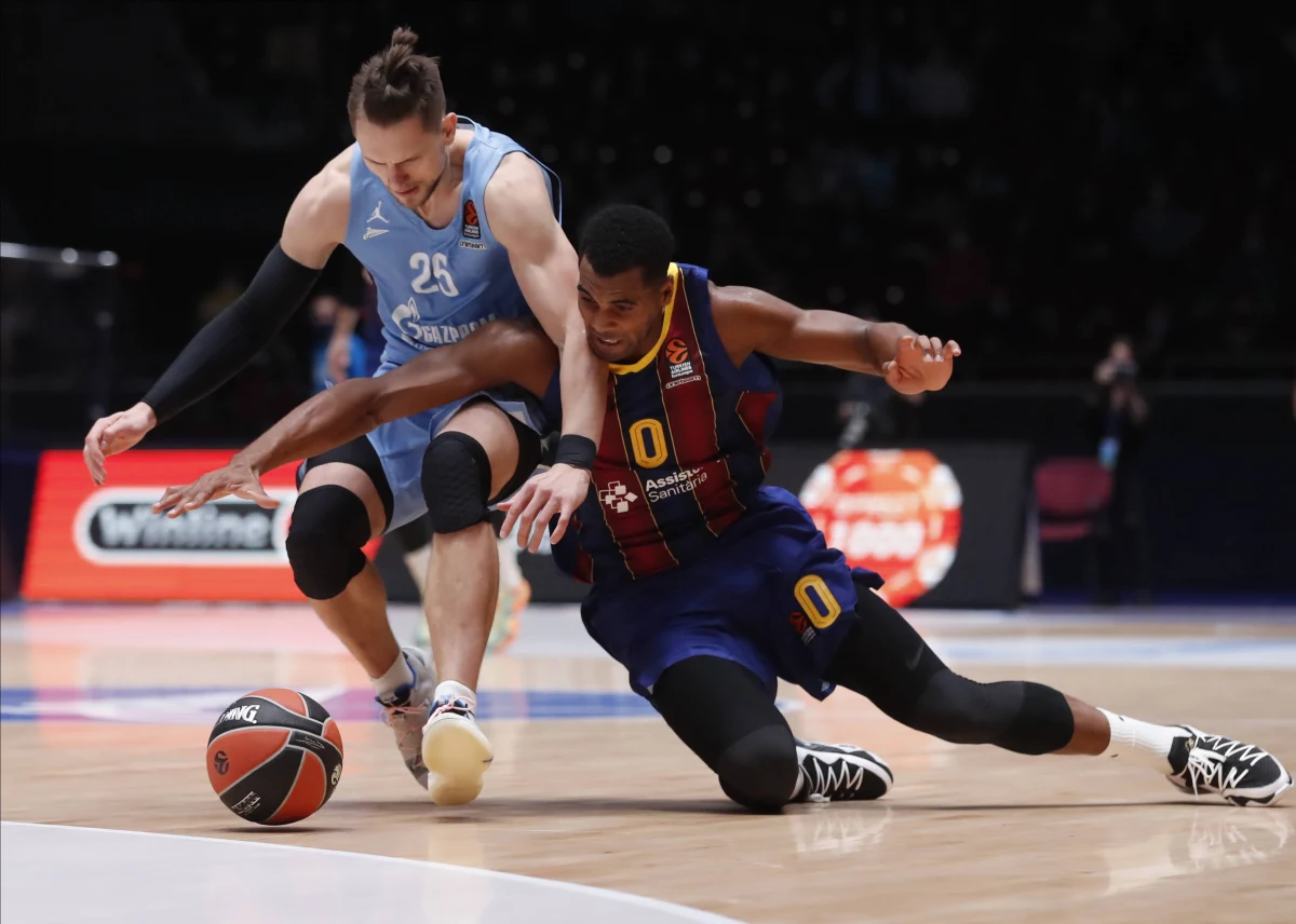 Jeden z liderów reprezentacji Polski koszykarzy Mateusz Ponitka z Zenita Sankt Petersburg dołączy do drużyny w piątek, dzień przed meczem z Rumunią w eliminacjach Eurobasketu 2022 w Walencji - poinformował menedżer kadry Marek Popiołek. Przyczyną takiego stanu rzeczy jest terminarz Euroligi i czwartkowe spotkanie Zenita w Kownie z mistrzem Litwy Żalgirisem. Ponitka nie wystąpił w lutowym "okienku" przeznaczonym na mecze reprezentacji właśnie z powodu kolizji terminów kalendarza Euroligi i FIBA. Reprezentacja przebywa w Walencji od poniedziałku.