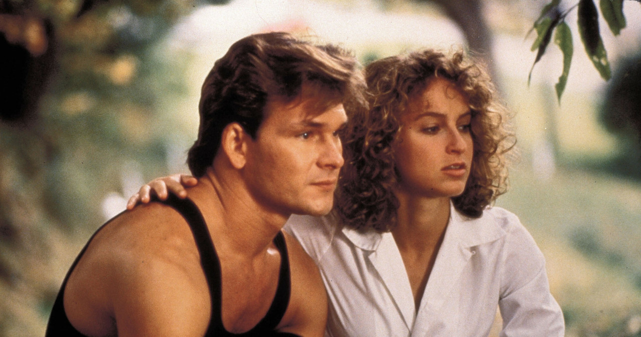 Wkrótce na ekrany trafi kontynuacja wielkiego kinowego hitu "Dirty Dancing". Zobaczymy w tym filmie Jennifer Grey, która zagrała główną rolę w oryginalnym filmie. Aktorka w najnowszym wywiadzie opowiedziała o tym, jak wyglądało tworzenie sequela bez udziału Patricka Swayze'ego, który zmarł w 2009 roku na raka trzustki. Filmowa Frances "Baby" Houseman przyznała, że postać, którą kreował Swayze, nie pojawi się w kontynuacji. Twórcy nie chcieli szukać nowego aktora do tej roli, bo uznali, że Swayze był po prostu niezastąpiony.