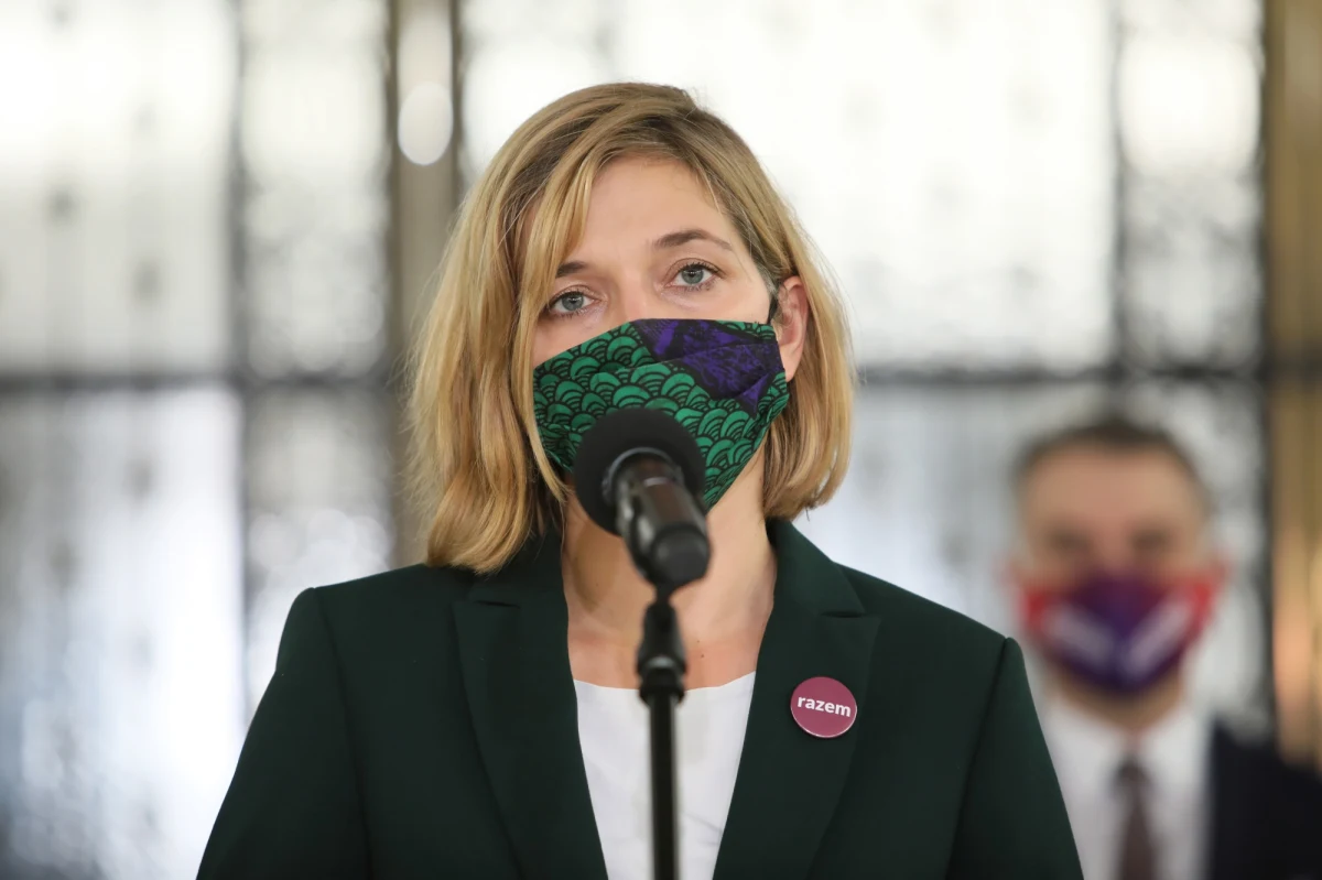 Posłanka Lewicy Magdalena Biejat zawiadamia prokuraturę ws. użycia wobec niej gazu przez nieumundurowanego policjanta, zaznaczając, że uniemożliwiło jej to wykonywanie mandatu poselskiego. Biejat skierowała też pismo do Komendy Głównej Policji z pytaniami o podjęte przez funkcjonariuszy działania.
