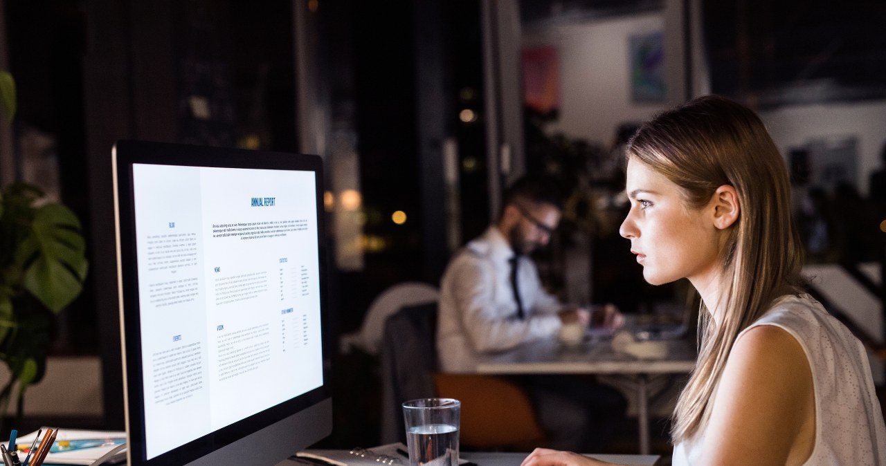 Praca na dwie umowy. Czy prawo na to pozwala? Jest jeden haczyk