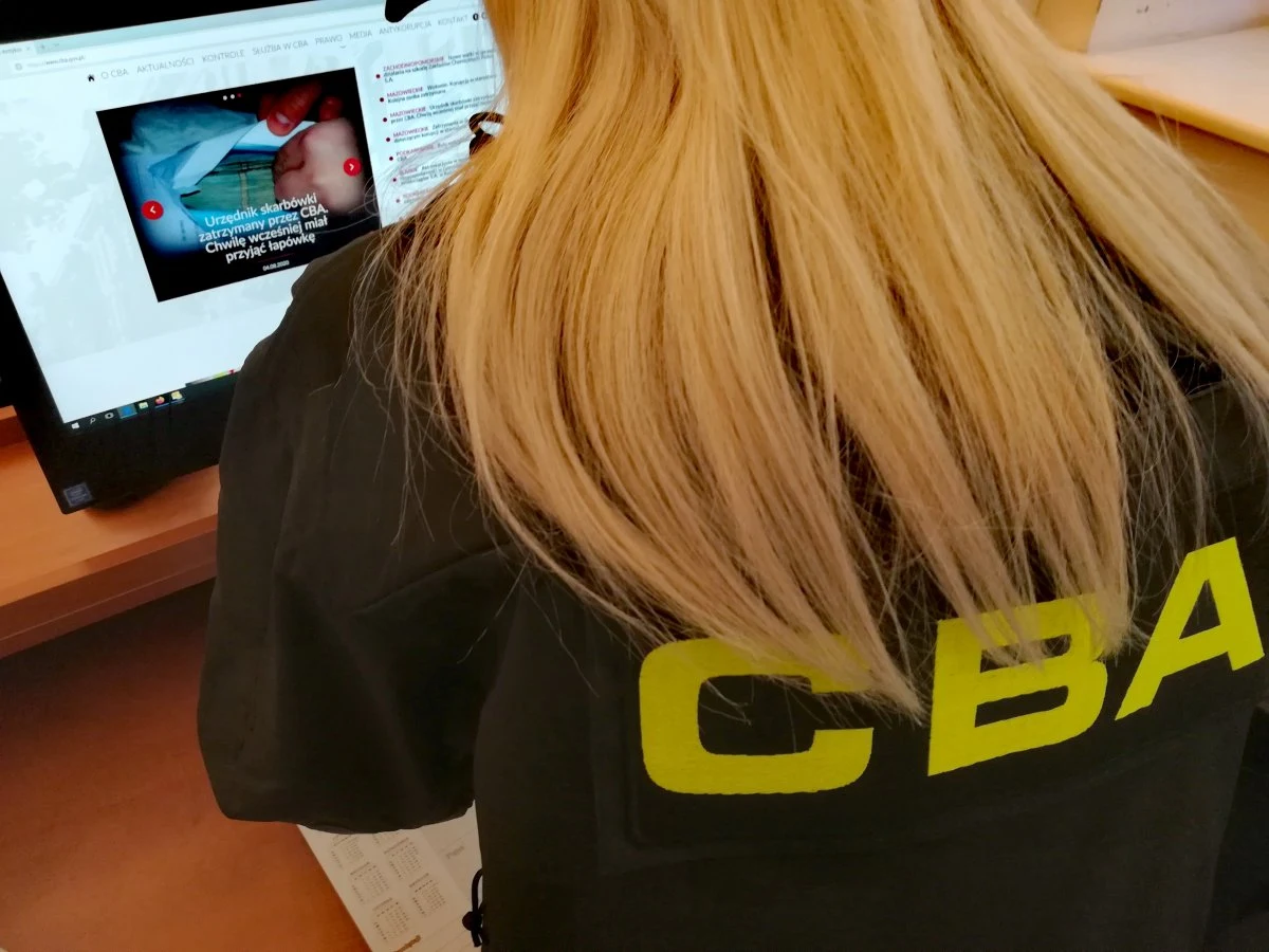 Prawie 30 milionów złotych wygrała kasjerka CBA z mężem, obstawiając na platformie hazardowej w internecie pieniądze, które wyprowadziła z funduszu Biura - dowiedział się reporter RMF FM. W sądzie jest już akt oskarżenia wobec Katarzyny i Dariusza G., którzy mają odpowiadać za przywłaszczenie 9 milionów 230 tysięcy złotych z kasy CBA.
