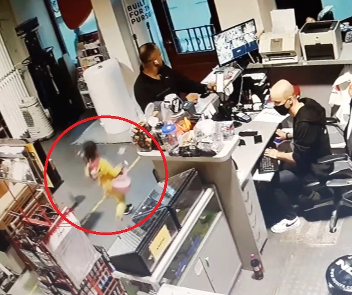 Łódzka policja poszukuje 4-latkę i 40-latka, którzy mieli ukraść instrumenty muzyczne ze sklepu przy Piotrkowskiej. Mężczyzna odwrócił uwagę sprzedawcy, a w tym czasie kilkuletnia dziewczynka wyniosła dwa ukulele. Policja opublikowała zdjęcia sprawców.