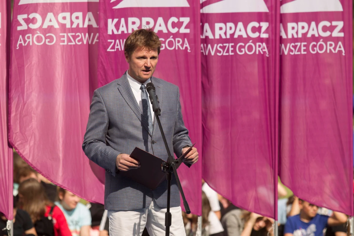 „Zastanawiam się kto miałby na tych nartach jeździć. Skoro stoki narciarskie będą otwarte tylko dla osób, które mieszkają w ich okolicach” – komentował rządowe zapowiedzi, dotyczące otwarcia branży narciarskiej burmistrz Karpacza. W Popołudniowej rozmowie w RMF FM Radosław Jęcek przekonywał, że otwarcie stacji narciarskich, kiedy bazy noclegowe muszą zostać zamknięte nie ma sensu i jest kompletnie nieopłacalne.