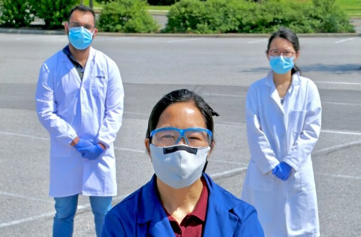 Kolejne, szeroko zakrojone badania naukowe pokazują, że warto nosić maseczki, bo przyczyniają się one do ochrony zarówno noszącego, jak i osób w jego otoczeniu. Przekonują o tym badacze z Virginia Tech, którzy swoją pracę na ten temat ogłosili na portalu medRxiv. Artykuł czeka na recenzję i publikację w czasopiśmie naukowym. Z kolei naukowcy z National University of Singapore przekonują na łamach czasopisma "Physics of Fluids", że gdyby 70 procent ludzi nosiło stale maseczki o jakości tych chirurgicznych - pandemia by wygasła. 