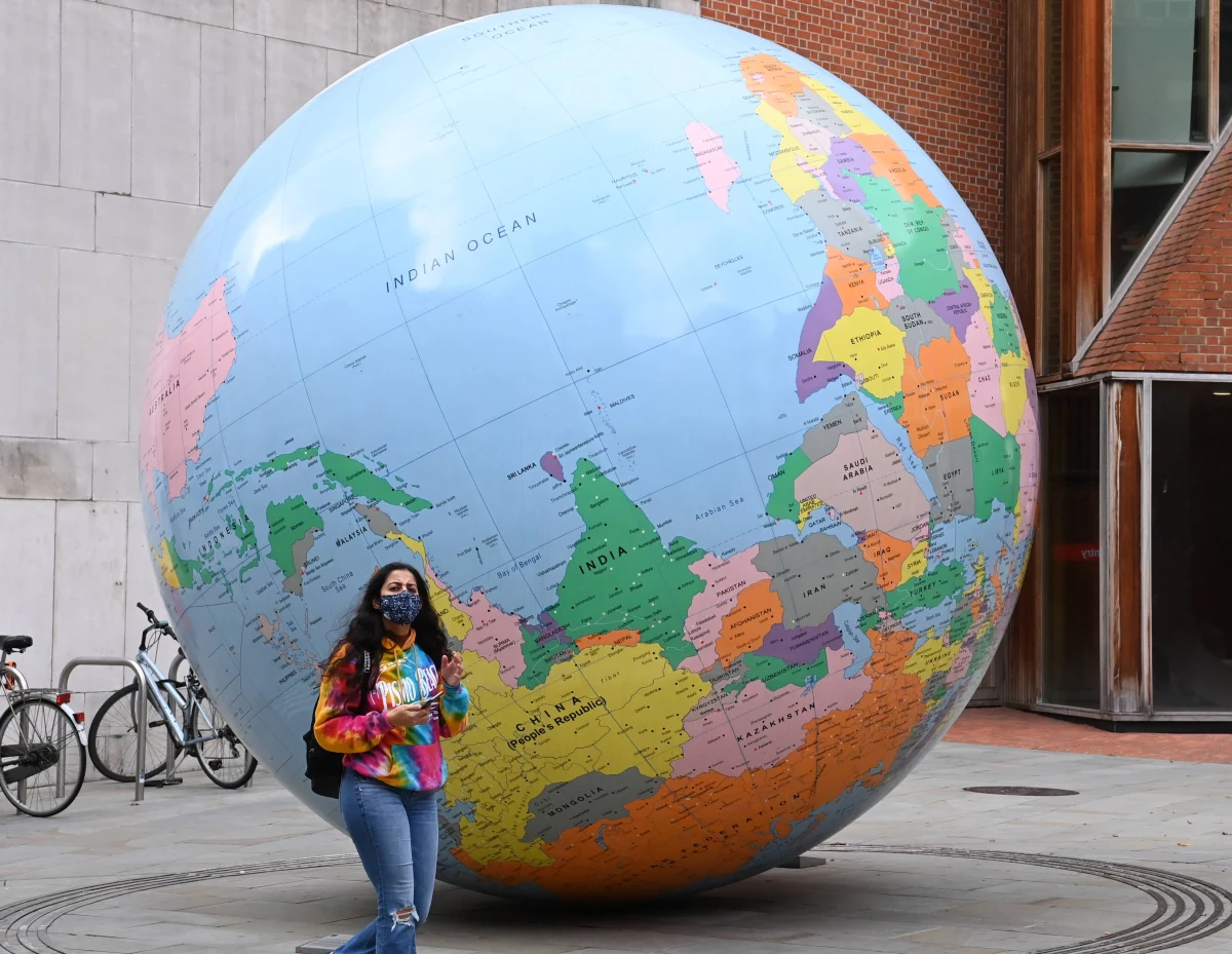 Nikt nie ma wątpliwości, że ekonomiczne skutki drastycznych środków podjętych wiosną dla ograniczenia tempa rozprzestrzeniania się pandemii koronawirusa były bardzo wysokie. To, jak wysokie, postanowili oszacować eksperci z HEC Paris i Bocconi University w Mediolanie. Ich badania pokazały, że lockdown wprowadzony wiosną w Stanach Zjednoczonych kosztował gospodarkę 169 miliardów dolarów, ale pozwolił w okresie od marca do maja ocalić życie 29 tysięcy osób.