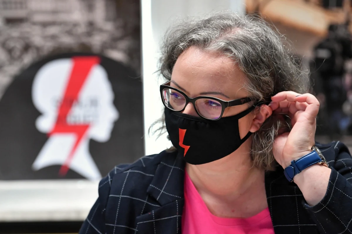 Senator Bogdan Klich (KO) udostępnił skan pisma Straży Marszałkowskiej z zakazem oraz jego uzasadnieniem wstępu do Sejmu i możliwości udziału w pracach Senatu wydanym Marcie Lempart. Zakaz ma obowiązywać szefową Strajku Kobiet do 23 listopada przyszłego roku.