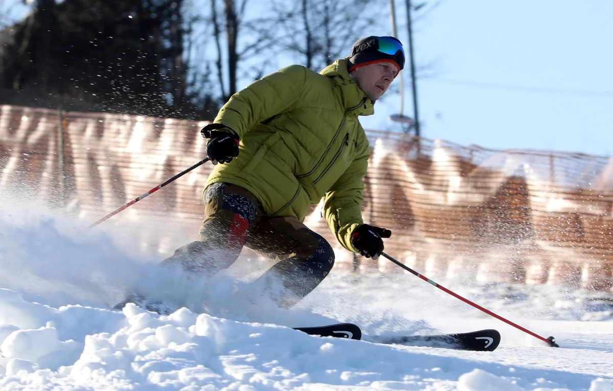 Samorządy gmin górskich przygotowują wniosek do rady ministrów odnośnie złagodzenia obostrzeń dotyczących ferii zimowych i wydłużenia zimowego wypoczynku. Wypracowane wspólnie postulaty samorządów z południa Polski mają w środę trafić do premiera - poinformował we wtorek starosta tatrzański Piotr Bąk.