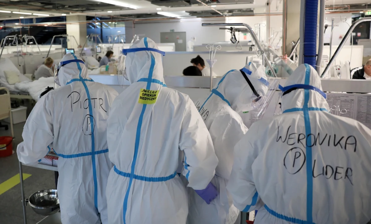 Jesteśmy gotowi na przyjmowanie pacjentów, tylko szpitale nie zgłaszają do nas problemów, mamy 10 telefonów w ciągu doby - powiedział we wtorek dyrektor szpitala tymczasowego na PGE Narodowym w Warszawie dr Artur Zaczyński. Jak wyjaśnił, w szpitalu obecnie jest ok. 40 pacjentów.