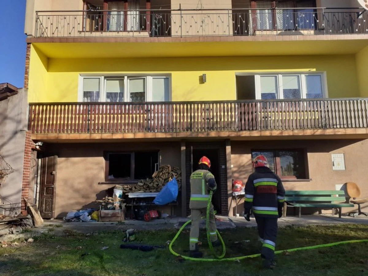 Tragiczny pożar domu w Rudniku koło Myślenic w Małopolsce. Nie żyje dwóch, niepełnosprawnych mężczyzn. Strażacy, by ugasić pożar, musieli siłą sforsować drzwi. Na miejscu pracują prokurator i grupa dochodzeniowo-śledcza.