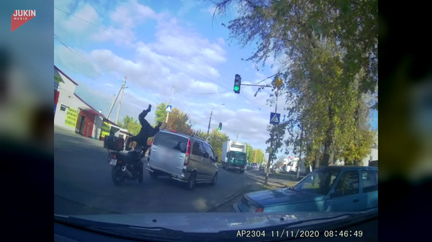 Tym razem oglądaliśmy więcej akrobacji niż prawdziwego nieszczęścia. Nagranie z drogowej stłuczki pokazuje, jak motocyklista nie wyhamowuje i wjeżdża w tył samochodu. Mężczyzna na jednośladzie przeleciał przez kierownicę, lecz zdołał utrzymać się na nogach, nawet nie wywracając maszyny. Zobaczcie