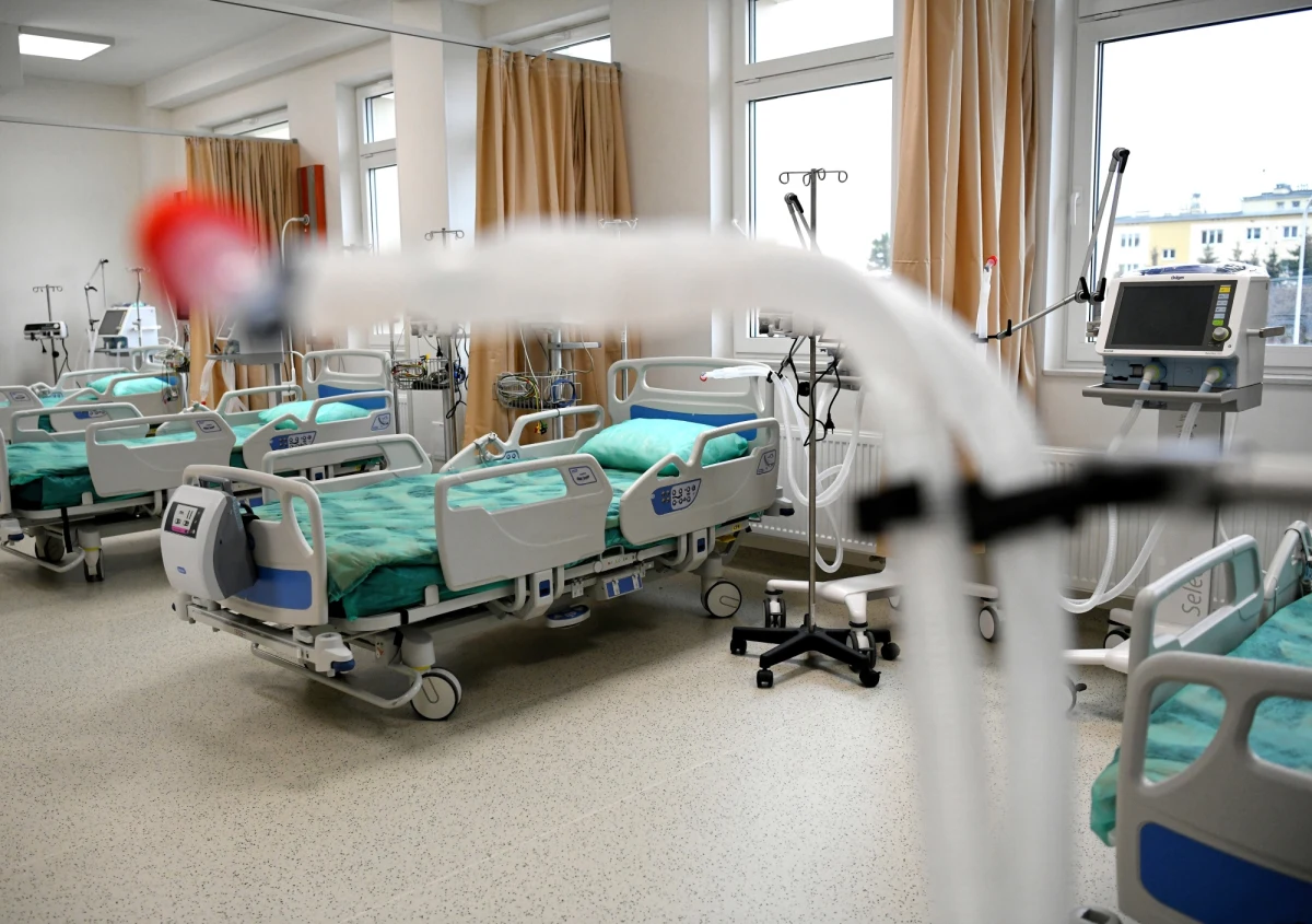 674 chorych na Covid-19 zmarło w Polsce ostatniej doby: to tragiczny rekord pandemii w naszym kraju. Resort zdrowia poinformował również o 15 362 nowych zakażeniach koronawirusem. W polskich szpitalach zajętych jest w tej chwili przez pacjentów z Covid-19 ponad 22 100 łóżek i ponad 2 tysiące respiratorów. Aktualny bilans pandemii w naszym kraju to 924 422 potwierdzone zakażenia i 14 988 ofiar śmiertelnych.