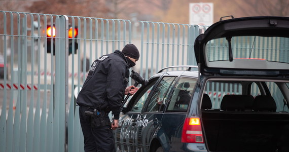 Samochód uderzył w bramę urzędu kanclerz Niemiec Angeli Merkel w Berlinie. Taką informację przekazała agencja Reutera, powołując się na świadka zdarzenia. Na razie nieznane są inne szczegóły.