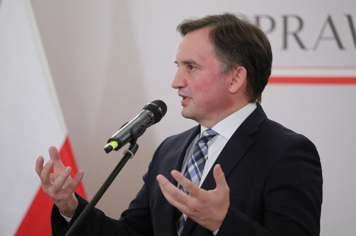 "W Ministerstwie Sprawiedliwości zostały już przygotowane projekty ustaw dotyczące szeroko rozumianego sądownictwa, dotyczące sądownictwa powszechnego, Sądu Najwyższego, ale też i innych pobocznych, ale ważnych aspektów działania wymiaru sprawiedliwości związanych z tymi głównymi projektami" - powiedział minister sprawiedliwości Zbigniew Ziobro. Mają one teraz zostać przedyskutowane w gronie kolacji. 