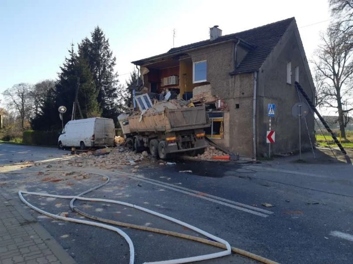 Do groźnego wypadku doszło w Piławie Dolnej na Dolnym Śląsku. Ciężarówka uderzyła w budynek, który częściowo się zawalił. Wewnątrz byli ludzie. 