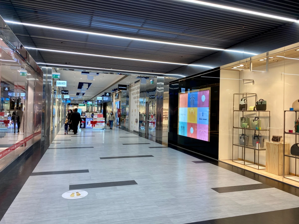 ​Niedziela 6 grudnia ma być handlową. Tak zakłada projekt nowych przepisów związanych z zapobieganiem, przeciwdziałaniem i zwalczaniem Covid-19. Dodatkowa niedziela handlowa ma rozładować przedświąteczny ruch w sklepach i poprawić sytuację handlu.