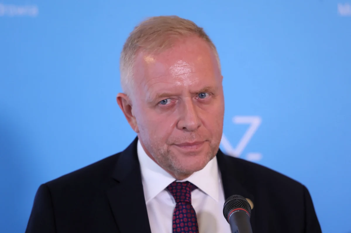 „Obostrzenia zaczęły przynosić efekt, jest trochę mniej wirusa w przyrodzie” – przyznał w Porannej rozmowie w RMF FM dr Michał Sutkowski. Odnosząc się do zarzutów ws. wykonywania mniejszej liczby testów na koronawirusa, prezes Warszawskich Lekarzy Rodzinnych zaznaczył: „Mamy absolutną wolność w decyzji od 1 października. Wcześniej były obostrzenia administracji”. Lekarz na antenie RMF FM radził również, że w przypadku objawów koronawirusa warto zostać w domu i skontaktować się z lekarzem. Robert Mazurek pytał swojego gościa także o szczepienia i lockdown. 