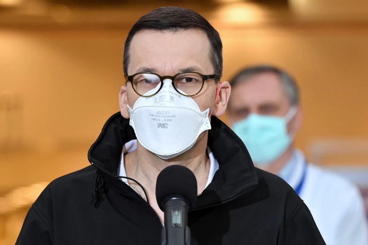 Oddanie osocza to tylko pół godziny czasu i to 30 minut może oznaczać życie dla kogoś innego - mówił podczas konferencji premier Mateusz Morawiecki. Z apelem do ozdrowieńców o oddawanie osocza wystąpił także minister zdrowia Adam Niedzielski.