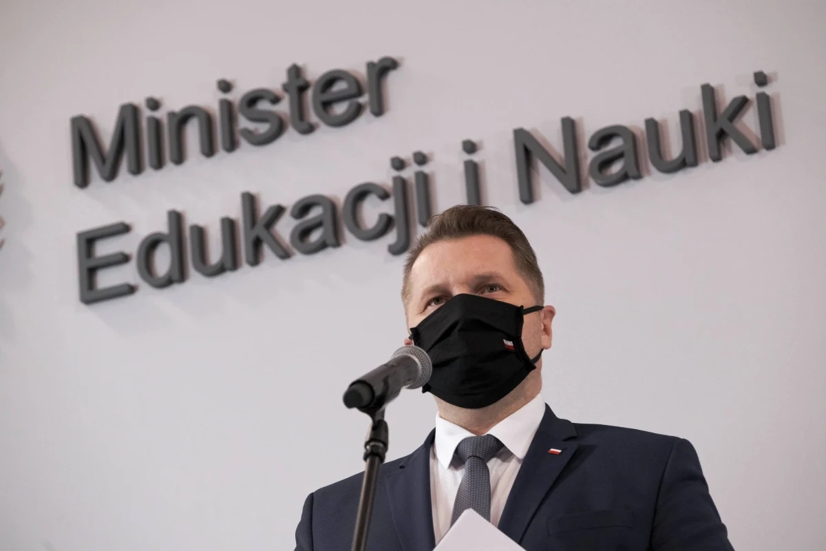 Minister edukacji i nauki Przemysław Czarnek oddał osocze w Regionalnym Centrum Krwiodawstwa i Krwiolecznictwa. Udał się tam wraz z posłem PiS Tomaszem Rzymkowskim, który potem pochwalił się zdjęciem w mediach społecznościowych. I ta właśnie fotografia wywołała falę komentarzy. "Dlaczego minister edukacji ma źle założoną maseczkę"? - pytają internaci.