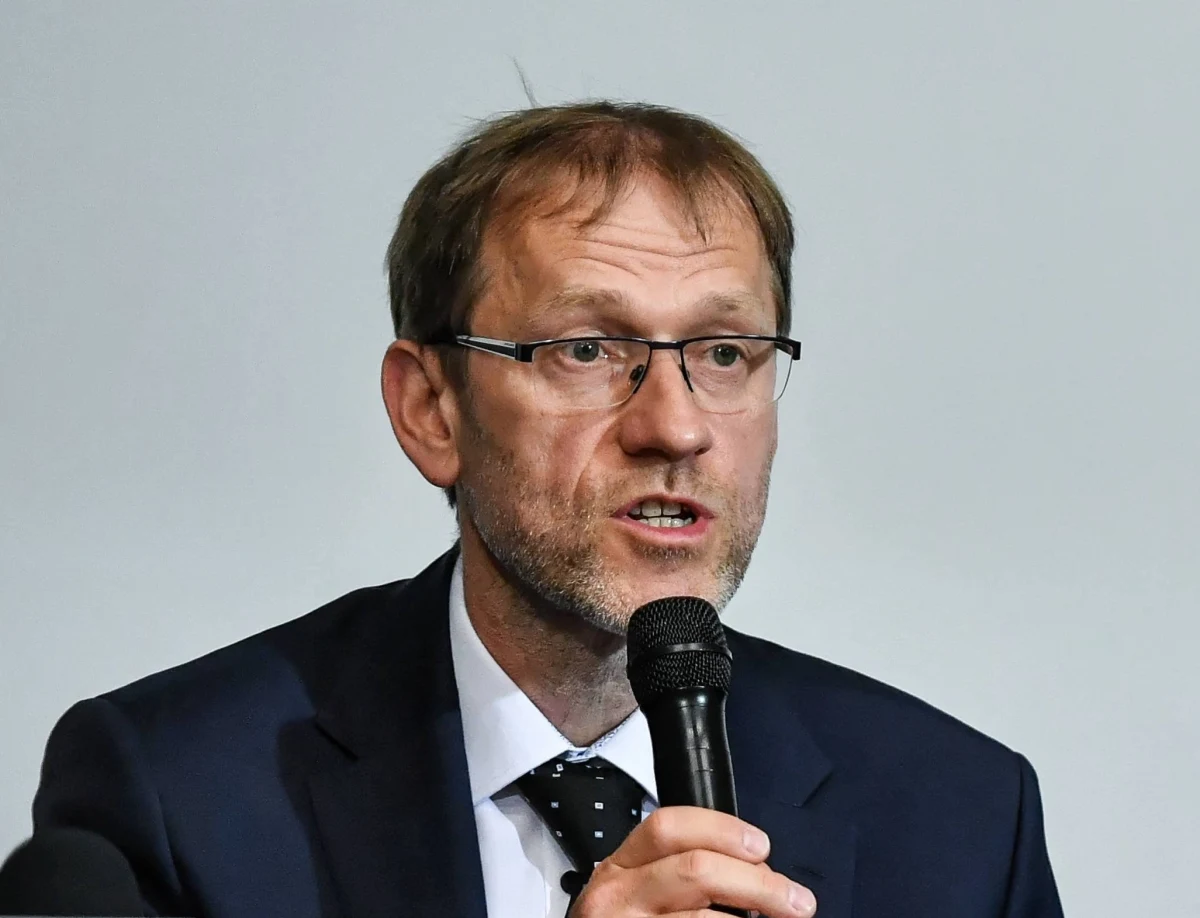 "Absolutnie nie było zgodności co do tego postępowania" – mówił prof. Krzysztof Tomasiewicz, kierownik Katedry i Kliniki Chorób Zakaźnych UM w Lublinie i członek zespołu ekspertów, z którymi rząd konsultuje kolejne kroki w walce z koronawirusem. W ten sposób w Popołudniowej rozmowie W RMF FM komentował rządową decyzję o skumulowaniu zimowych ferii w jednym terminie. Jak dodał, ten pomysł zgłoszony był przez samego ministra zdrowia i „głosy były bardzo podzielone”. Tegoroczne zimowe ferie, zdaniem profesora, „można nazwać swego rodzaju lockdownem”.