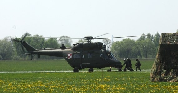 Awaryjne lądowanie wojskowego helikoptera koło Inowrocławia w woj. kujawsko-pomorskim. Nikomu nic się nie stało. 
