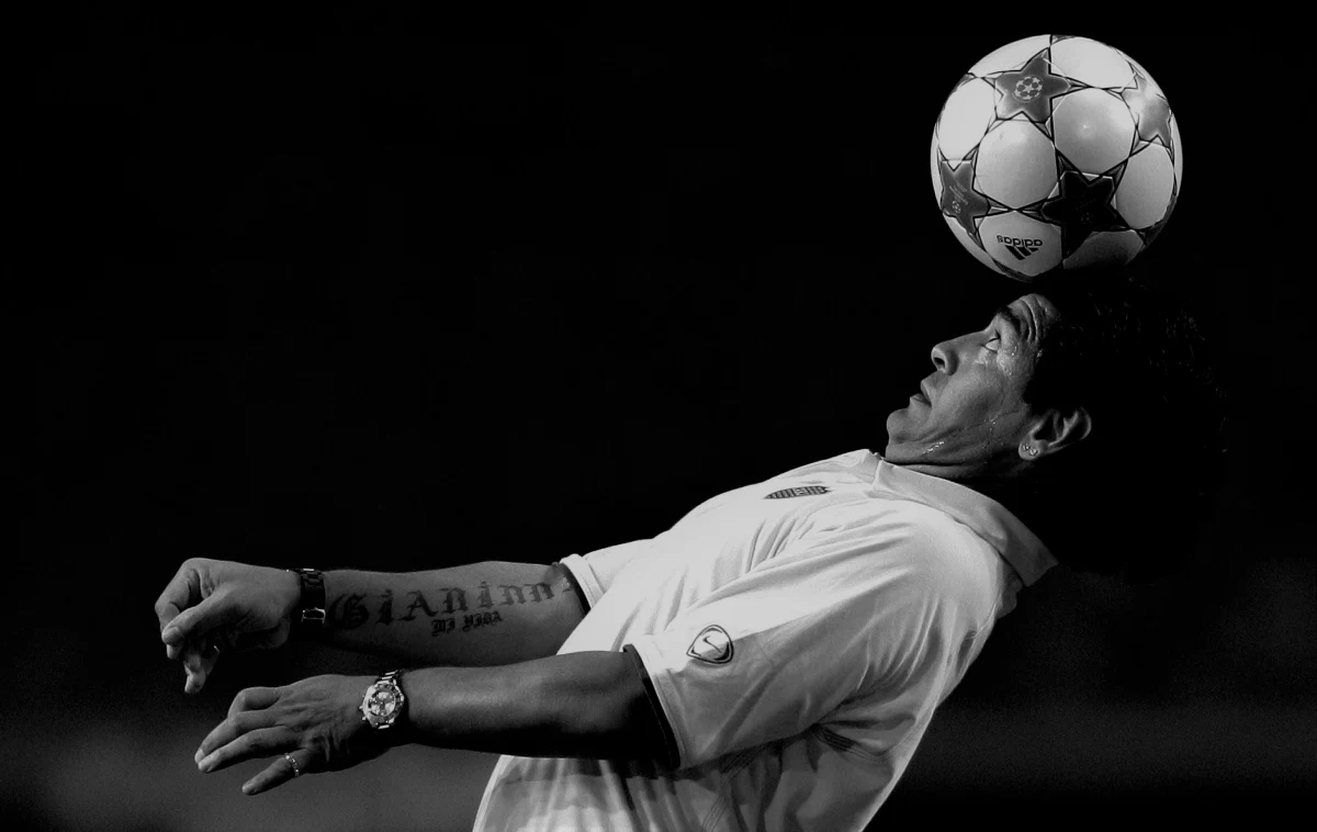 Nie żyje Diego Maradona. Jeden z najsłynniejszych argentyńskich piłkarzy miał 60 lat. O śmierci sportowca poinformował jego adwokat. Prokurator John Broyad z położonego w prowincji Buenos Aires miasta San Isidro potwierdził, że śmierć Diego Maradony nastąpiła wyłącznie z przyczyn naturalnych.