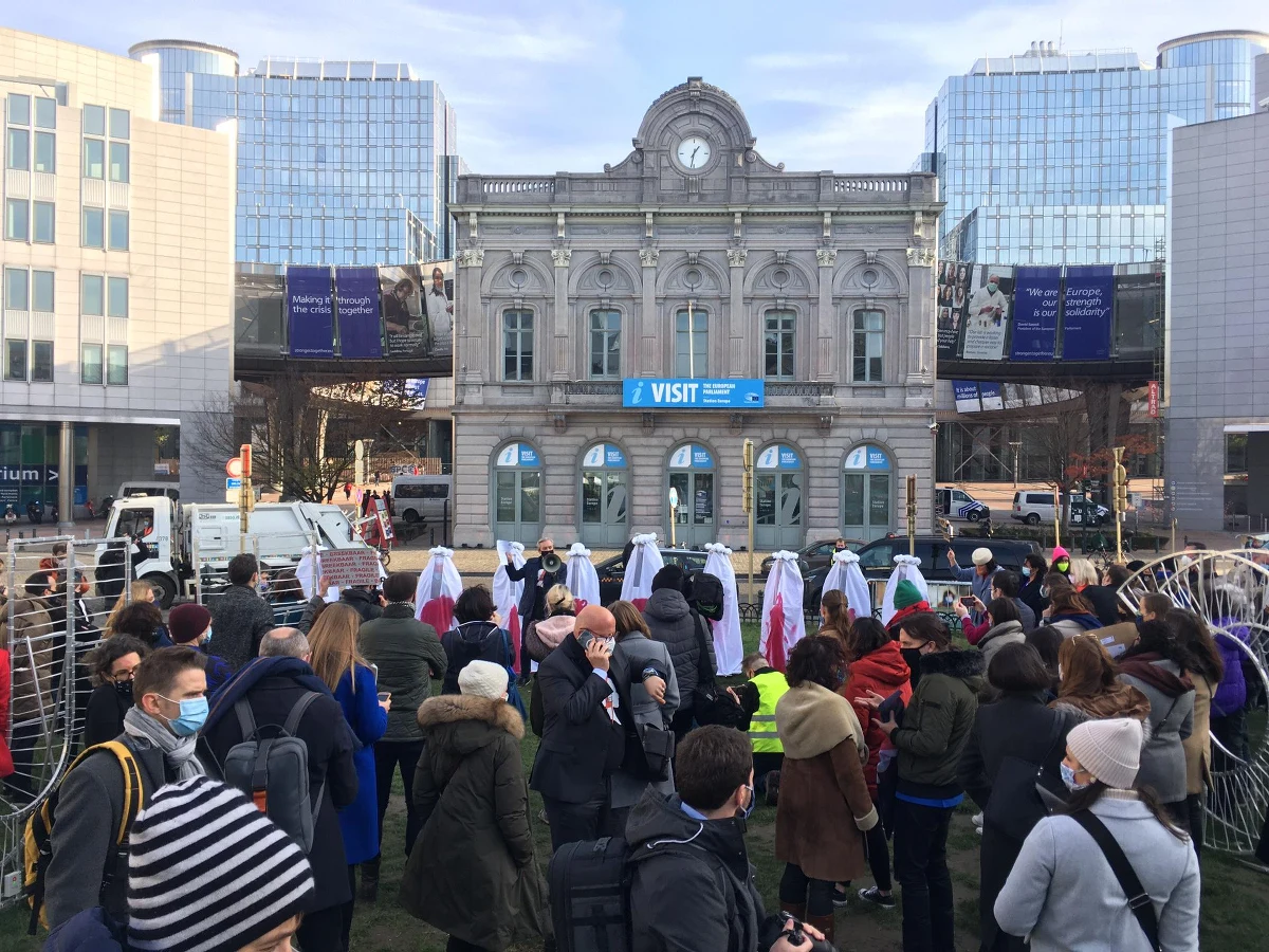 Parlament Europejski murem za manifestującymi w Polsce przeciwko ograniczeniu prawa do aborcji. W Brukseli odbyła się debata na temat prawa do przerywania ciąży w Polsce. Wielu zagranicznych eurodeputowanych wystąpiło w koszulkach z napisem „Strajk kobiet” i „Ratujmy Kobiety”. Przed debatą kilkadziesiąt osób, w tym eurodeputowani manifestowali wsparcie dla protestujących w Polsce.