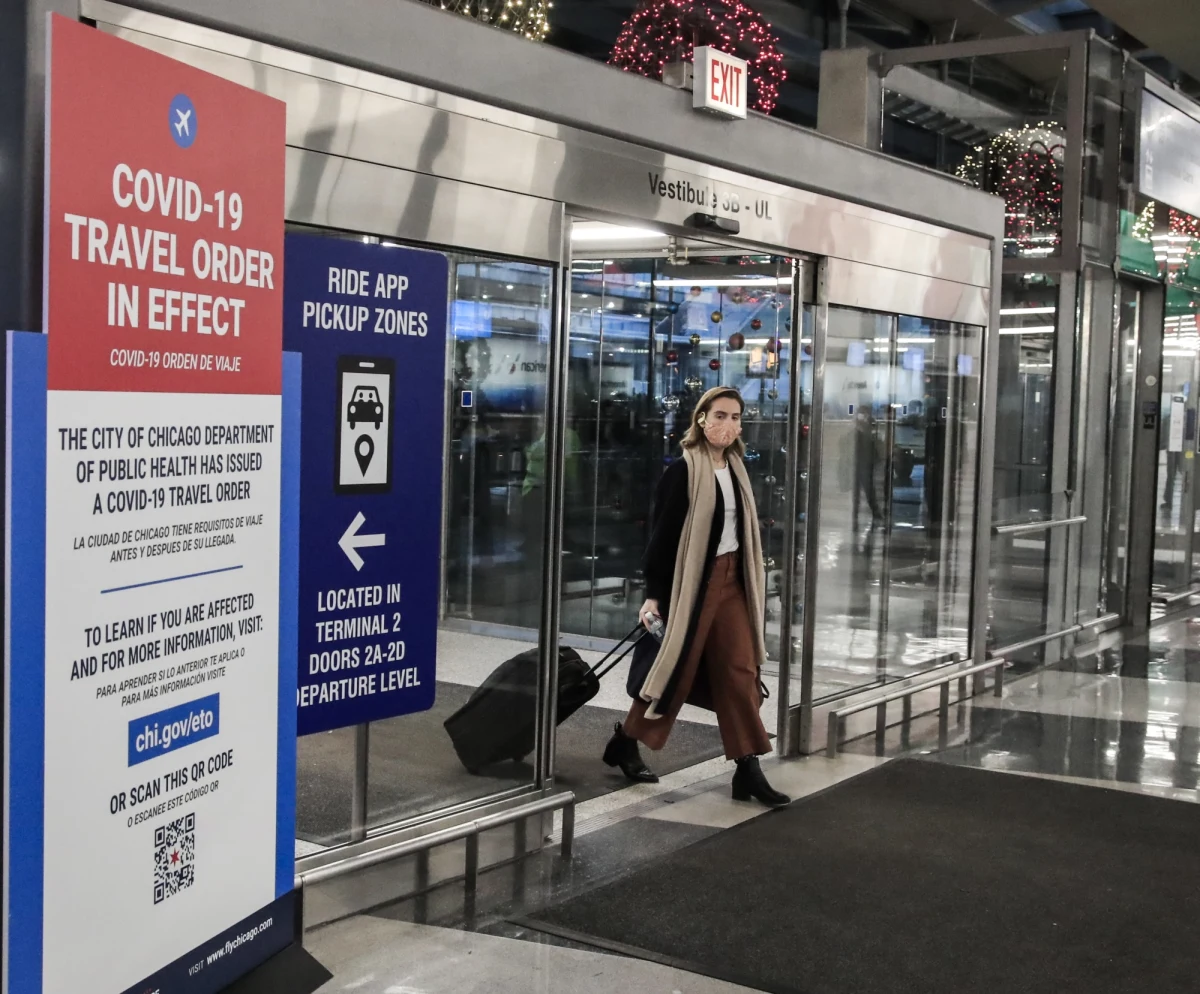 "Biały Dom rozważa zniesienie zakazu wjazdu do USA dla większości podróżnych przybywających z UE, Wielkiej Brytanii i Brazylii' - poinformował Reuters, powołując się na źródła w amerykańskiej administracji i branży lotniczej.