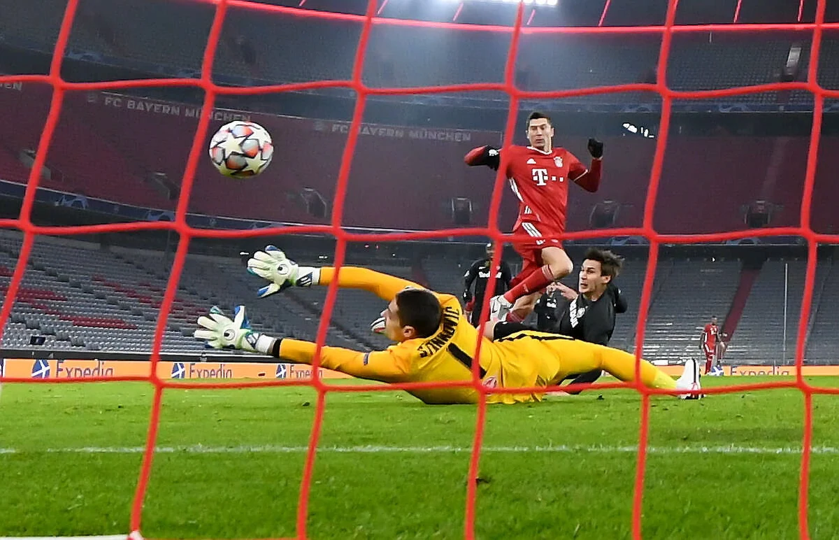 Robert Lewandowski awansował w środę na trzecie miejsce w klasyfikacji strzelców wszech czasów Ligi Mistrzów. Piłkarz Bayernu Monachium zdobył jedną z bramek w meczu z RB Salzburg (3:1) i łącznie ma ich 71. Bawarczycy są już pewni gry w 1/8 finału.