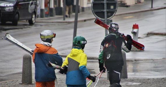 Rząd jest nieugięty w sprawie ferii zimowych. "Nie ma szans na zmianę decyzji o skumulowaniu ferii w jednym czasie dla wszystkich regionów. To nie czas na wypoczynek - zostańmy w domu" - powtarza minister zdrowia Adam Niedzielski. "To kolejny cios w naszą branżę w ostatnich dniach i jego skutki mogą być dramatyczne" - ostrzega szefowa Tatrzańskiej Izby Gospodarczej Agata Wojtowicz.