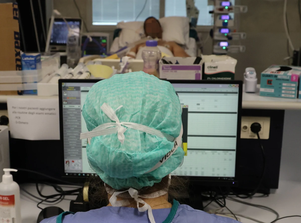 Osocze ozdrowieńców w niewielkim stopniu, jeśli w ogóle, pomaga chorym z ciężkim przebiegiem Covid-19. Tak sugerują badania przeprowadzone w Argentynie. Ich autorzy sądzą, że ta terapia być może pomocna jest w lżejszych przypadkach choroby.