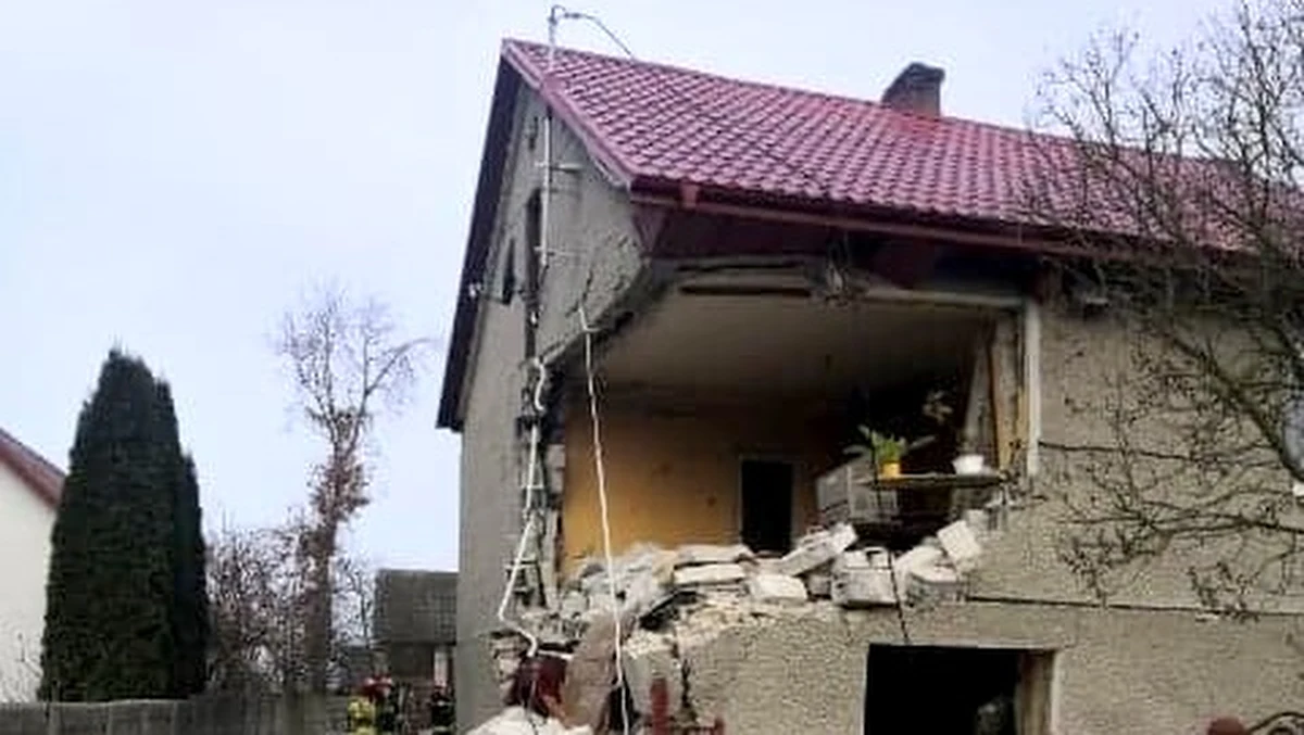 Dwóch braci zostało rannych po wybuchu butli z gazem w domu jednorodzinnym w Łukowej, koło Kielc. Mężczyźni trafili do szpitala. 