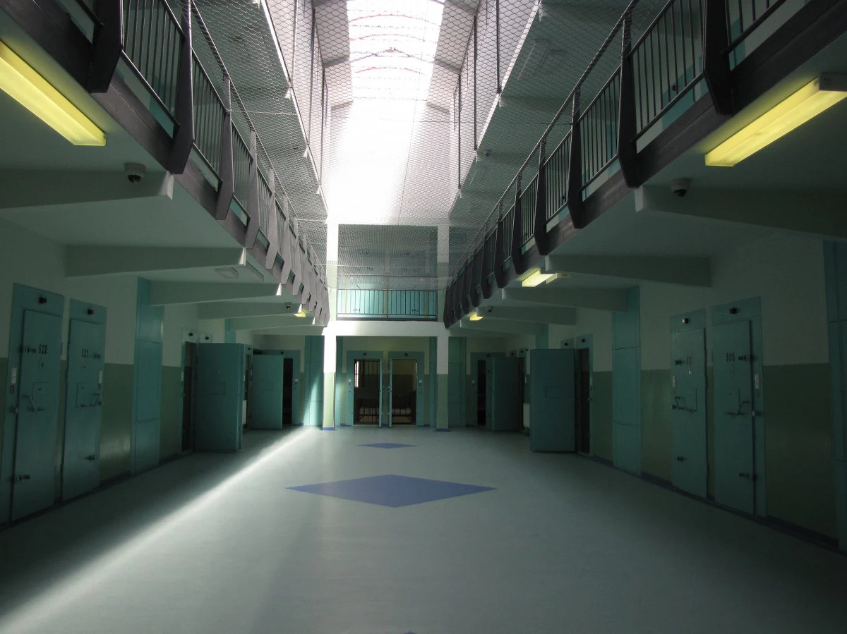 ​Policja zatrzymała 53-latka z gminy Głubczyce, który groził podpaleniem domu. W budynku znajdowało się pięć osób, w tym trzymiesięczne dziecko. Mężczyzna trafił do aresztu na trzy miesiące.