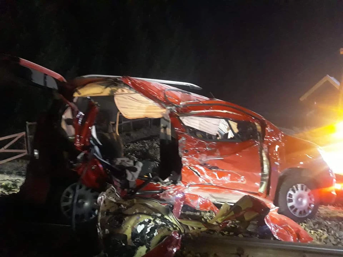 40-latka z Gorlic wjechała samochodem pod pociąg relacji Zagórz-Stróże, na przejeździe kolejowym w małopolskim Bieczu. Kobiecie nic się nie stało. Ranny został  jej ośmioletni syn. Dziecko ze złamaniami kości twarzy trafiło do szpitala. Roczna córka kobiety jest pod obserwacją lekarską. 